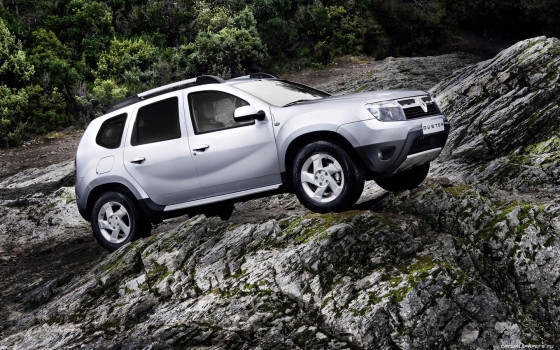 Renault Duster на бездорожье в горах